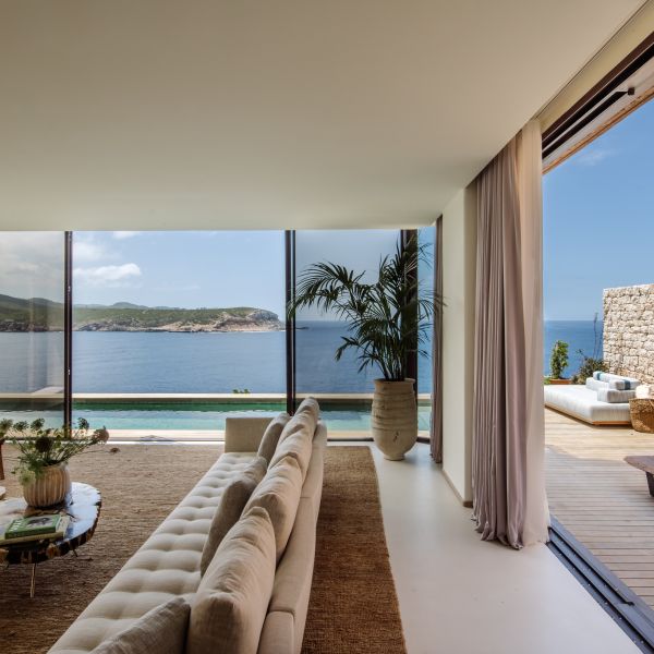 The Cliffhanger Living Room and terrace 1