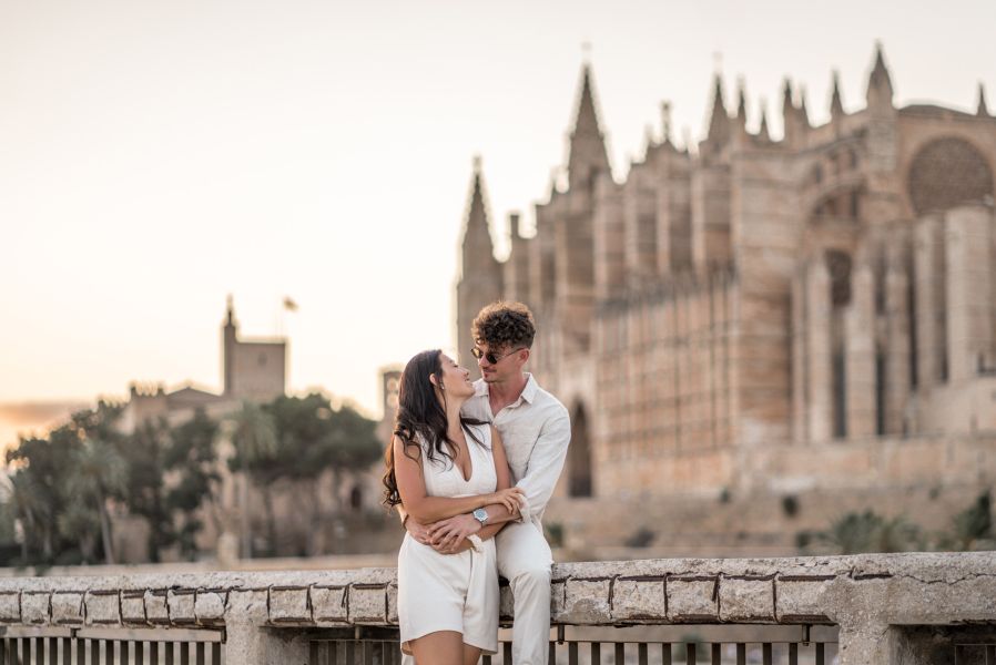couple with mallorca cathedral background