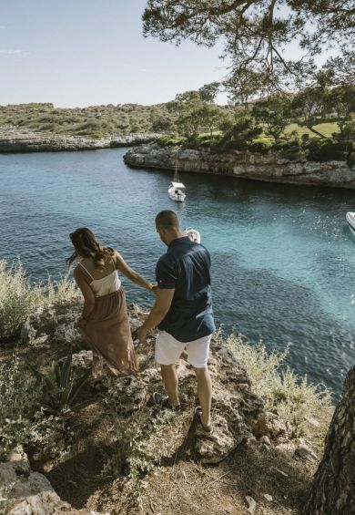 Couple walking to the beach scaled