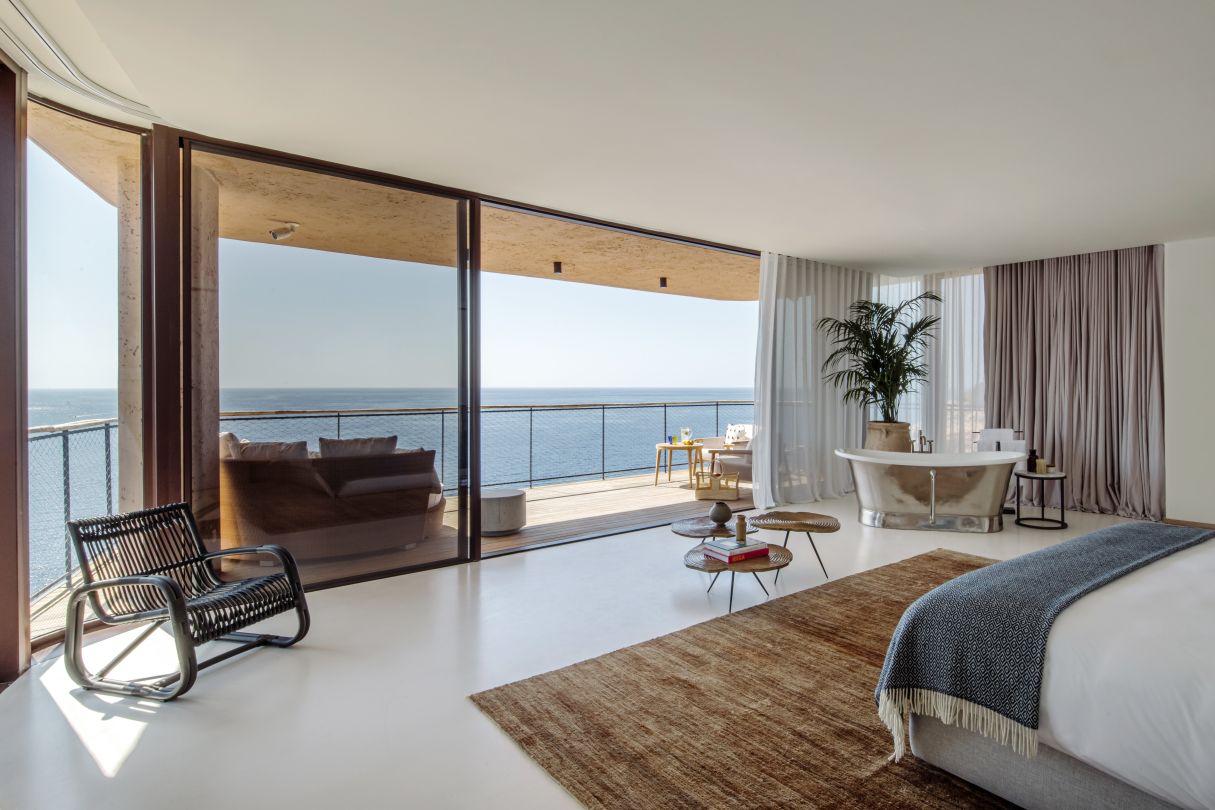 The Cliffhanger Master Bedroom 1