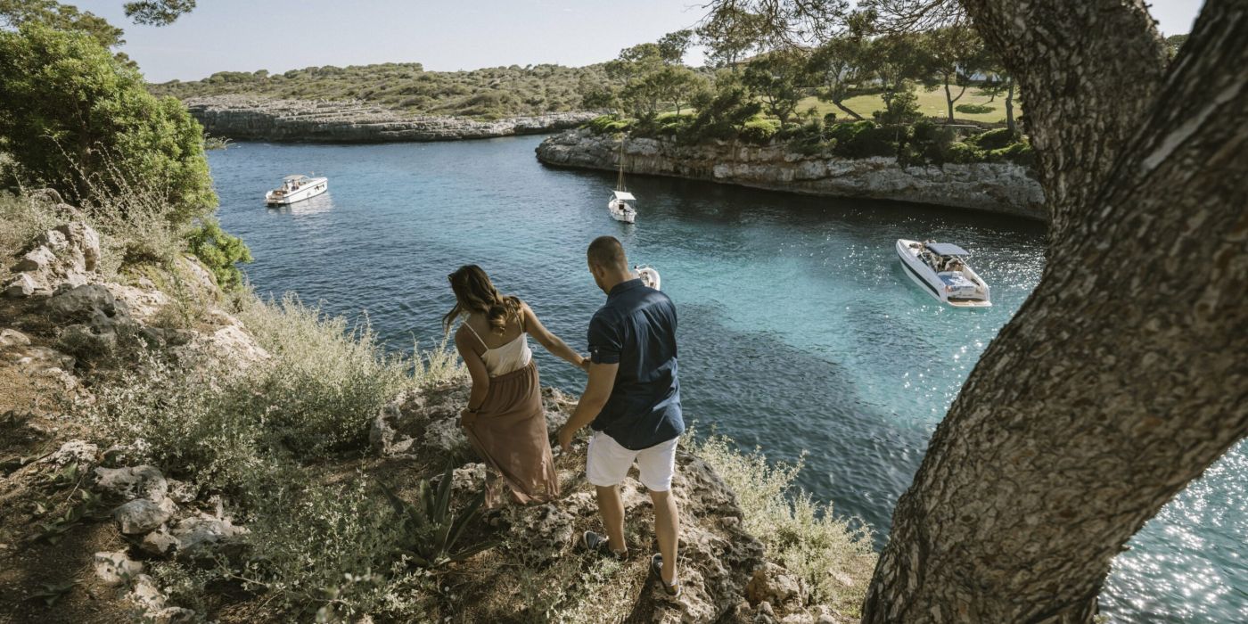 Couple walking to the beach scaled