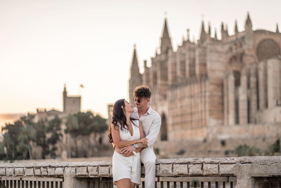 couple with mallorca cathedral background