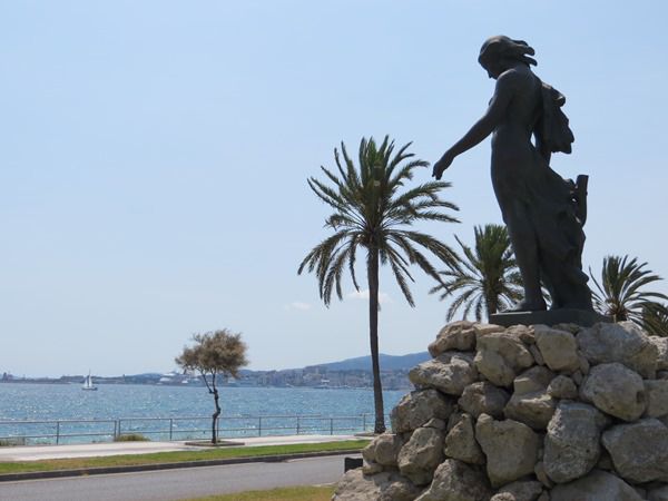 statue nuredduna palma mallorca 111a7ce8