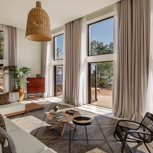 The Pinnacle Living Room 2 764a64b9